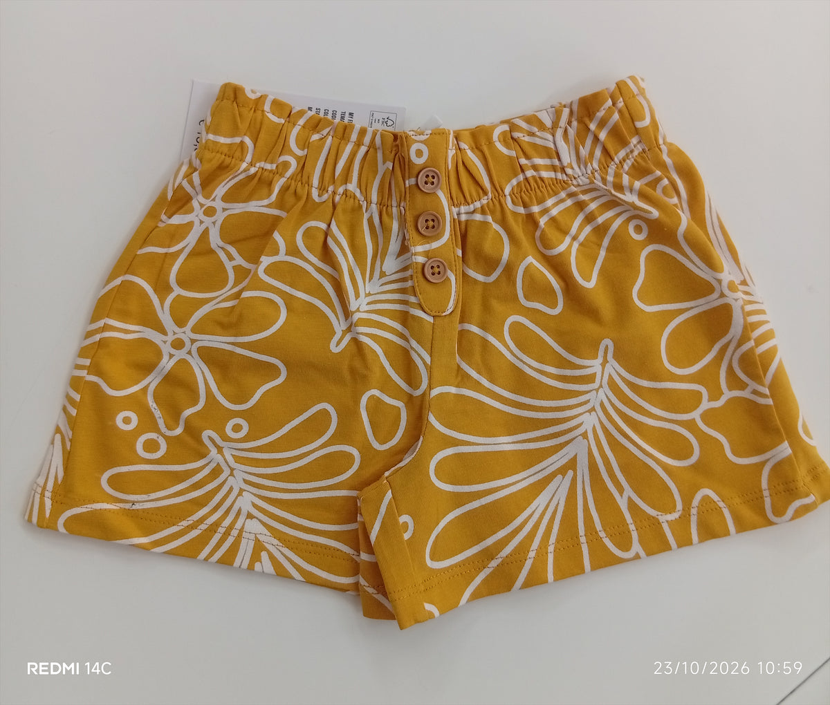 Shorts estivi Chicco giallo senape con fantasia floreale bianca