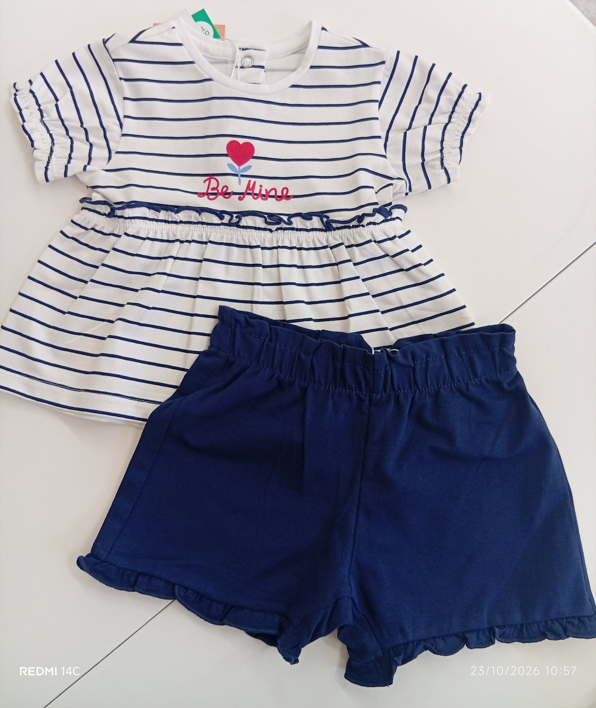 Completo estivo Chicco bambina con maglietta a righe e shorts blu