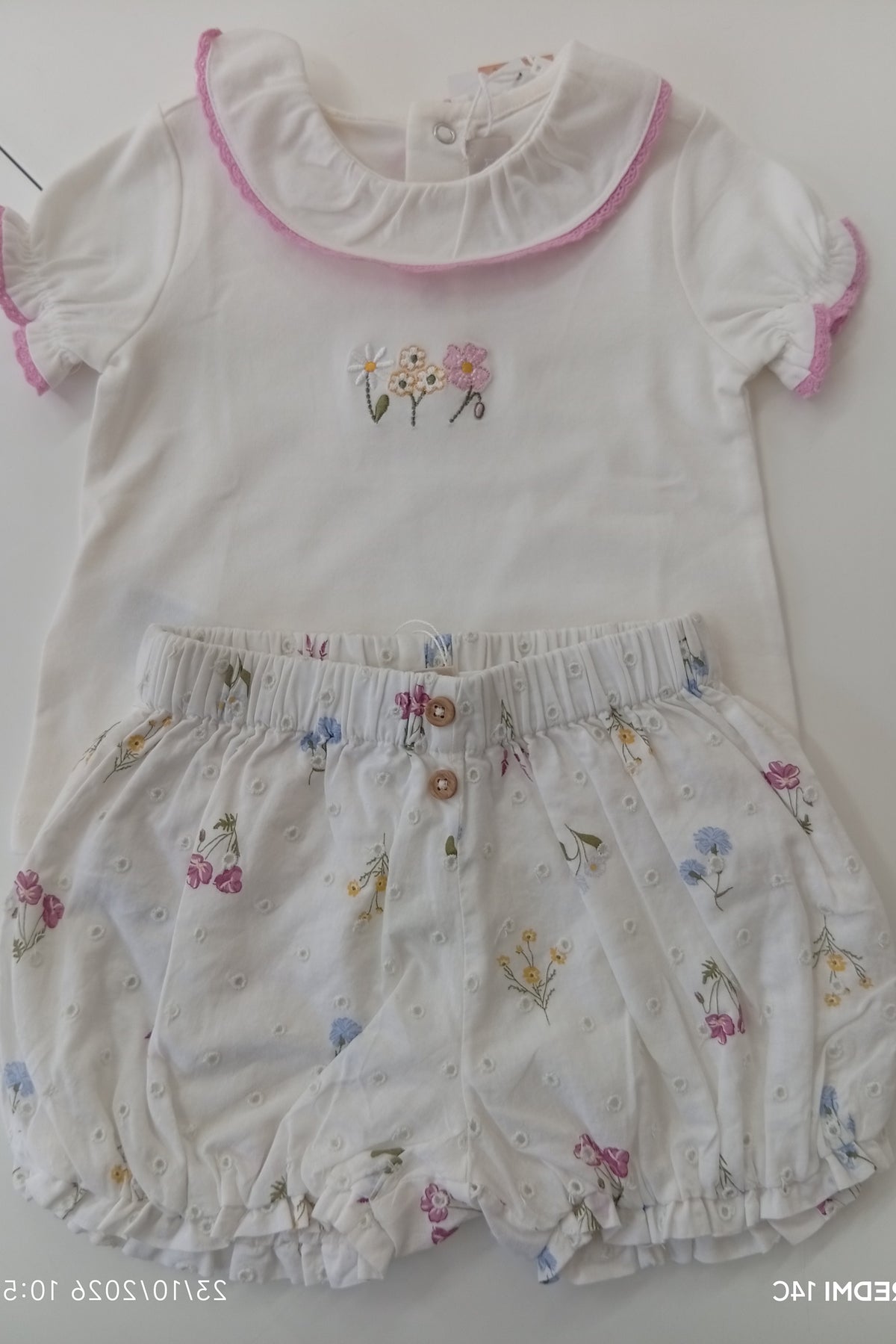 Completo estivo Chicco bambina con colletto rosa e shorts a fiori