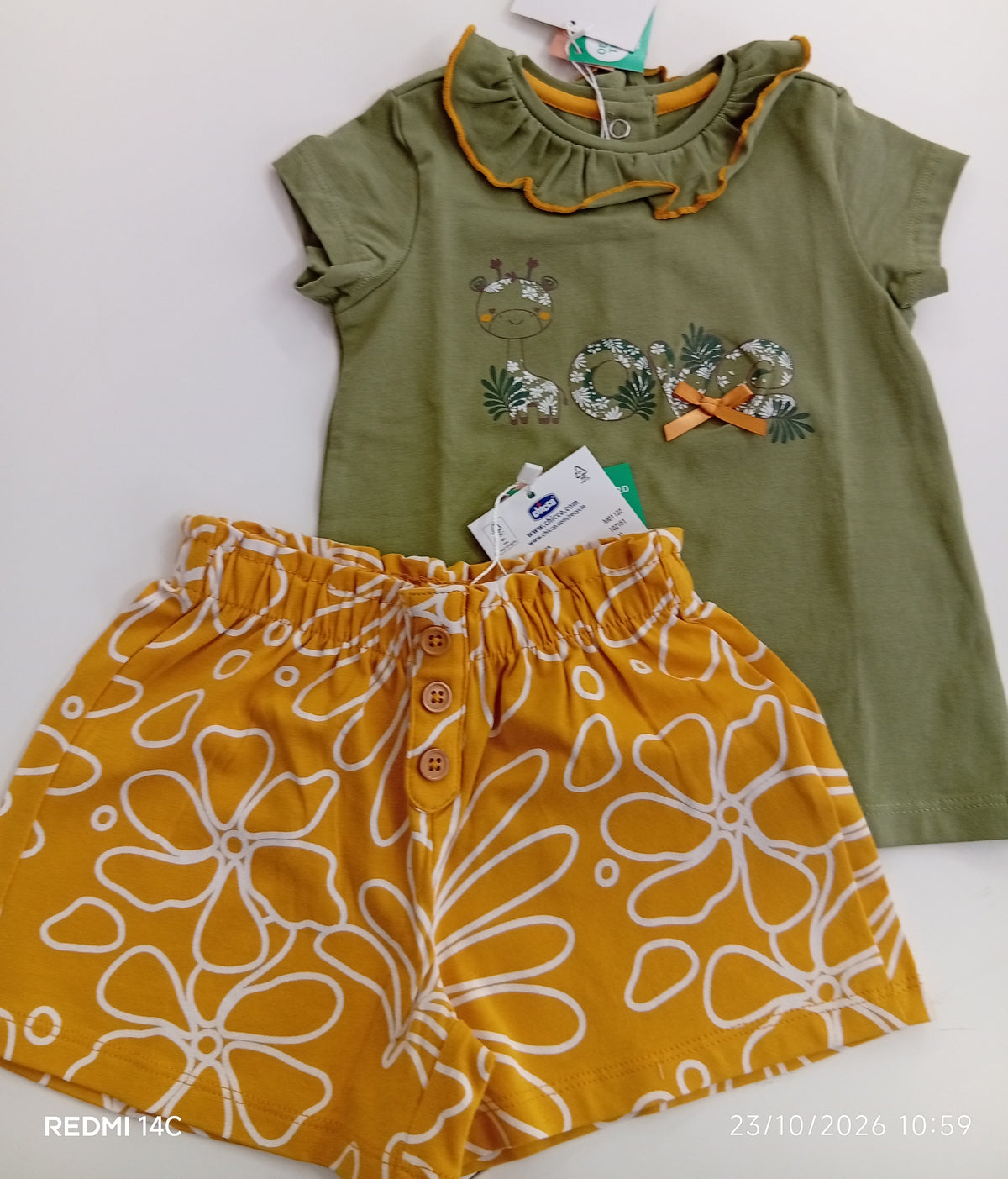 Completo estivo Chicco bambina con maglietta verde e shorts giallo senape